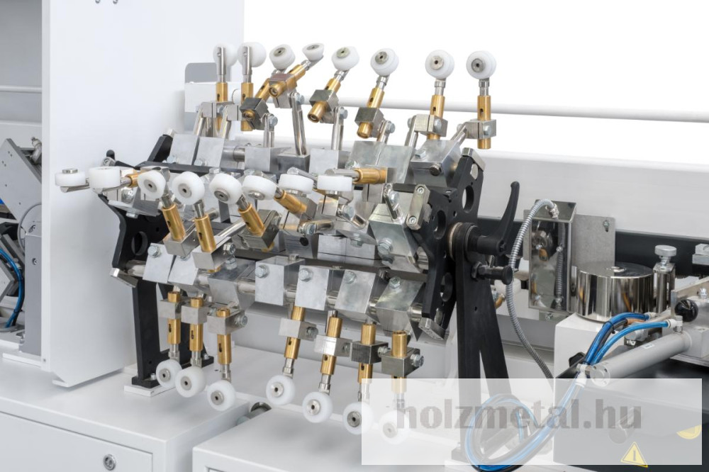 <!HTML KOD><p>CEHISA SOFTFORMING élzárógép - profilmarássa<br /><br />A SOFT-FORMING sorozat nagy teljesítményű és sokoldalú, a softforming profilok élzárásának elvégzésére tervezett élzárógépek. Széles modellválaszték, előmaró egységgel vagy anélkül, az ügyfél igényeinek megfelelően.<br /><br />Az előmaró egységgel ellátott gépek az ügyfél által igényelt profilnak megfelelő szerszámokkal rendelkeznek. Ugyanazzal a géppel különböző panelprofilok készíthetők, csak az előmaró szerszámot és a profilnyomó állomást kell cserélni.</p>
<p></p>
<p>Egyszerű megoldás - ajtó vagy egyéb élmart terméjej élzárásához.</p>
<p><img src="https://shop.unas.hu/shop_ordered/50503/pic/Softform_profilok.jpg" alt="Cehisa softforming élzáró" width="100%" height="100%" /></p>