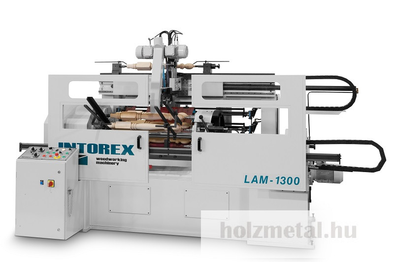 Ez egy automata hidraulikus csiszológép esztergált alkatrészekhez 8 aggregáttal. A gép alapfelszereltségként 2 x hidraulikus másolóval van felszerelve a lapos szalagcsiszoló egységekhez és mechanikusan beállított kefés hátcsiszoló egységekkel az esztergálás profilozott részéhez. A másolóegységek mozgatása hidraulikus hengerrel történik. Az alkatrészeket a ferde adagolóvezetőkbe töltik be, és a csiszolási ciklus befejezése után automatikusan kidobják a gép hátsó részén.