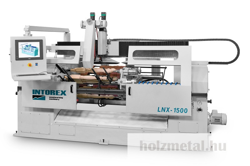 Ez egy automata CNC esztergagép 7 állomással. A gép alapfelszereltségként 2 x CNC-másolóval van felszerelve a lapos szalagcsiszoló egységekhez és mechanikusan beállított kefés csiszoló egységekkel az esztergálás alakított részéhez. A másolóegységek mozgatása precíziós golyós/csavaros visszatérő meghajtással és lineáris csapágyakkal történik. A CNC-másolók kiküszöbölik a sablon használatának szükségességét, így a beállítási idő sokkal gyorsabb, mint a hagyományos másolócsiszolóknál. Az alkatrészeket a ferde adagoló vezetőkbe töltik be, és a csiszolási ciklus befejezése után automatikusan kidobják a gép hátsó részén.