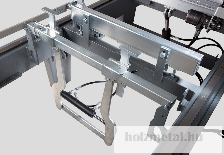Hidraulikus rögzítő
A hidraulikus rönkszorító automatikusan igazodik a rönk átmérőjének megfelelően, vagy a kívánt pozícióban rögzíthető. Egyoldali anyagrögzítésre is használhatóak a dőlésszögű rudakkal szemben. Minden bilincset egyetlen vezérlő vezérel.