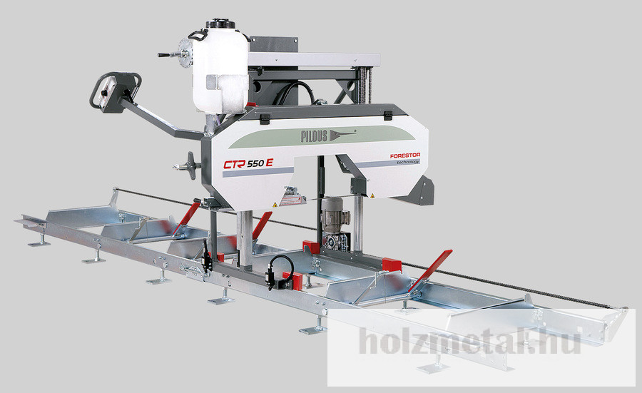 <!HTML KOD>CTR 550E Vízszintes szalagfűrész<br />Bevezetés a vágásba és vissza - motoros meghajtással<br />Kar magasságállítás - kézi<br />Vezérlőpanel - mobil hídon<br />Rönkkezelés - kézi<br />A legkisebb gép a kínálatban. Elsősorban kisebb mennyiségű fűrészáru vágására tervezték. Ideális megoldás családi gazdaságok vagy kisebb fűrészüzemek számára. A CTR 550 fűrészgéptől eltérően ez a modell elektromos előtolással van felszerelve a vágás folyamán és vissza, folyamatos sebességszabályozással. Ez nagymértékben növeli a kezelő kényelmét és az általános termelékenységet. Az előtolást egy elektromos motor hajtja, amelyet egy frekvenciaváltó által vezérelt csigahajtóművel ellátott elektromos motor hajt. A haladási sebességet egyszerűen a vezérlőpanelen található potenciométeres gomb elforgatásával változtathatja. A véghelyzetek ütés ellen automatikus lassítással és megállással biztosítottak. A vezérlőpanel a fűrészkar mozgatható hídján helyezkedik el. Ennek köszönhetően a kezelő vágás közben közelebb férhet hozzá a munkadarabhoz. A magasság beállítása állítható skálával ellátott kézi kurblival történik.<br /><br />A szilárdan rögzített hajtókereket ékszíjon keresztül egy professzionális, speciálisan rezgéscsillapított villanymotor hajtja. A gép 4,18 kW-os teljes bemeneti teljesítménye alacsony üzemeltetési költségeket és egyszerű hálózati csatlakozást garantál. Megszakító 16 A.<br /><br />A feszítőkerék-rendszer öntöttvas vezetésben mozog, ami hosszú élettartamot és precíz beállítást garantál a gép hosszú távú használata esetén is. A kar alumínium futókerekekkel van felszerelve, pontos rezgéscsillapítással. A kerék kerületén egy süllyesztett horony található, amelybe egy cserélhető gumi textíliás ékszíj van szerelve, amely a kerék és a fűrészlap közötti érintkezési felületet képezi. A gép stabilitása masszív acél futószelvényeken alapul, amelyek biztosítják a fűrészhíd optimális vezetését. A futószekciókat billenő szögvasakkal és rönkfogóval/nyeregfogókkal szerelték fel.<br /><br />A CTR 550 E a teljesen professzionális modellekhez hasonlóan 27-35 x 0,9 mm-es szabványos fűrészlapokat használ.<br /><br />A CTR modellsorozat a rönkvágó fűrészgépek tervezésének legújabb trendjeit képviseli, különös hangsúlyt fektetve a maximális pontosságra és a hosszú élettartamra minimális költség mellett. A gépek eredeti moduláris kialakításúak, ami lehetővé teszi az összes fő műszaki csomópont és egyedi alkatrészük egyszerű cseréjét vagy beállítását. Ez jelentősen csökkenti a karbantartási költségeket a gép hosszú távú használata során, és a szervizidőt is csökkenti, ezáltal csökkentve a termelés leállását.<br /><br />A bemutatott képek csak illusztrációs célt szolgálnak. A tényleges termék a termék továbbfejlesztése miatt eltérhet.