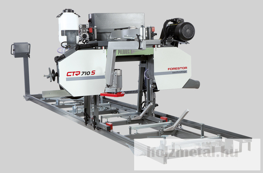 <!HTML KOD>PILOUS CTR710 és CTR710S Elektromos fűrészgép<br />Bevezetés a vágásba és vissza - motoros meghajtással<br />Kar magasságállítás - motoros<br />Vezérlőpanel - mobil hídon ("S" változatban fix állás a sín végén)<br />Rönkkezelés - kézi<br />Kisebb, de minden tekintetben valóban professzionális fűrészgép. A főbb műszaki részek, mint például a futókerék a tartóban, a fűrészkar szerkezete, a motor és az adagolórendszerek stb. teljesen megegyeznek a CTR 800-as sorozat vagy a nagyon erős CTR 1000 H/40 kivitelével. Folyamatosan állítható gépi előtolás a vágó- és hátrafelé, valamint a fűrészkar magasságának beállítása. Az előre/hátra sebesség a digitális kijelzőn jelenik meg.<br /><br />A vágásba való be- és kivezető mozgást egy frekvenciaváltó által vezérelt csigaváltós villanymotor végzi. A haladási sebesség egyszerűen a vezérlőpanelen lévő potenciométeres gomb elforgatásával változtatható. A véghelyzeteket automatikus lassítás és megállás biztosítja ütés ellen. A vezérlőpanel a fűrészkar mozgóhídjára van szerelve. Ez lehetővé teszi a kezelő és a vágandó anyag közötti szorosabb érintkezést vágás közben.<br /><br />A gép alapváltozata nagy teljesítményű, 5,5 kW-os motorral van felszerelve. A még nagyobb teljesítmény érdekében, például túlméretes rönkök vágásakor vagy akár nagyon kemény anyagok vágásakor, különösen a sztellithegyű pengékkel, 7,5 kW-os motor használható.<br /><br />A masszív fűrészkar állítható keménykróm rudakon nyugszik (a felfelé és lefelé történő mozgatáshoz), amelyek biztosítják a fűrészkar mozgásának abszolút pontosságát és gyakorlatilag korlátlan élettartamot, ha a gépet rendszeresen kenik. A kar függőleges mozgatását kétoldali szinkron láncos áttétel biztosítja, amelyet egy csigaváltóval ellátott villanymotor hajt.<br /><br />A kívánt vágásvastagság egyszerűen beállítható az érintőképernyőn, a kívánt vágásszélesség beállításának lehetőségével. A kar mozgása, amelyet egy frekvenciaváltó vezérel, a véghelyzetekben lassítással, garantálja a pontos automatikus beállítást a kívánt értékekre.  Az új generációs kezelőrendszer által vezérelt színes érintőképernyőn történő egyszerű, intuitív kezelés négy programozási vágási mód közül választhat. Lehetőség van állandó vagy változó vastagságú fűrészáru ismétlődésének beállítására. Lehetőség van továbbá a vágás után a kar automatikus kilépésének két módja közül is választani, vagy fix magasságra, vagy az utolsó mérés alapján. <br /><br />A kar kiváló minőségű szürkeöntvényből készült futókerékkel van felszerelve, pontos kiegyensúlyozással a rezgések ellen. A kerék a kerülete mentén horonnyal van ellátva. A horonyban egy cserélhető gumi-textil szíj található, amely optimális érintkezési felületet hoz létre a kerék és a fűrészlap között.<br /><br />A masszívan szerelt futókerék meghajtásáról egy keilszíjon keresztül egy professzionális, speciálisan rezgések ellen kiegyensúlyozott elektromos motor gondoskodik.<br /><br />A feszítő kerékrendszer egy robusztus, csavarokkal és finombeállításra szolgáló rúddal ellátott, fecskefarokcsúszással ellátott, öntöttvasból készült fecskefarokcsúszka mentén mozog, amely a gép hosszú távú működése esetén is rendkívül pontos, szabad mozgást nem igénylő beállítást tesz lehetővé.<br /><br />A CTR modellsorozat a fűrészgépek tervezésének legújabb trendjeit képviseli, különös hangsúlyt fektetve a maximális pontosságra és a hosszú élettartamra minimális költség mellett. A gépeket eredeti moduláris módon tervezték, ami lehetővé teszi az összes fő műszaki csomópont és egyedi alkatrészeik egyszerű cseréjét vagy beállítását. Ez jelentősen csökkenti a karbantartási költségeket a gép hosszú távú használata során, és a szervizidőt is csökkenti, ezáltal csökkentve a termelés leállását.<br /><br />A tartozékok széles választéka egyszerűsíti és gyorsítja a gép működését, és befolyásolja a termelést. Lehetőség van tehát a fűrészgépet pontosan az ügyfél igényeihez igazítani.<br /><br />A bemutatott képek csak illusztrációs célt szolgálnak. A tényleges termék a termék továbbfejlesztése miatt eltérhet.