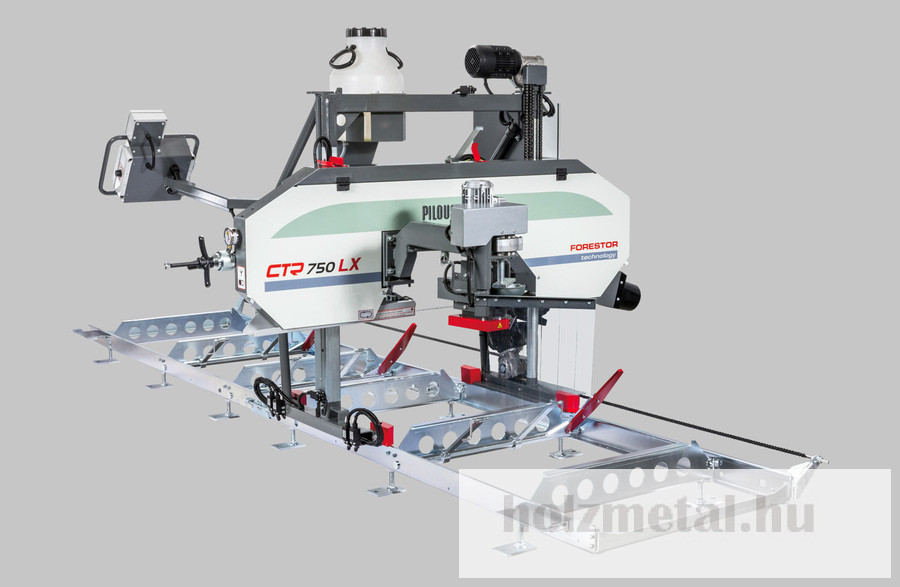 <!HTML KOD>A népszerű CTR 750 sorozat legerősebb típusa 75 cm átmérőjű rönkök hatékony feldolgozását teszi lehetővé. <br /><br />A CTR 750 EV gépi előtolással és a fűrészkar motoros magasságállításával rendelkező CTR 750 EV-hez képest ez a modell elővágóval is fel van szerelve. Az alapgép START/STOP hűtőrendszerrel és fűrészlapfeszültség-jelzővel is rendelkezik. Mindezek jelentősen növelik a gép termelékenységét és a kezelő kényelmét. Ideális megoldás családi gazdaságok vagy kisebb fűrészüzemek számára.<br /><br />A fűrészkar magasságállítása egy csigaváltóval ellátott villanymotor által hajtott lánchajtással történik. A kívánt vágásvastagság egyszerűen beállítható az érintőképernyőn, a kívánt vágásszélesség beállításának lehetőségével. A kar mozgása, amelyet egy frekvenciaváltó vezérel, a véghelyzetekben lassítással, garantálja a pontos automatikus beállítást a kívánt értékekre. Egyszerű, intuitív kezelés a 3,8 hüvelykes színes érintőképernyőn, amelyet egy új generációs operációs rendszer vezérel. Lehetővé teszi a négy programozási vágási mód közötti választást. Lehetőség van állandó vagy változó vastagságú fűrészáru ismétlésének beállítására. Lehetőség van továbbá a vágás után a kar automatikus kilépésének két módja közül is választani, vagy fix magasságra, vagy az utolsó mérés alapján. <br /><br />A vágásba való be- és kivezető mozgást egy frekvenciaváltó által vezérelt csigakerekes villanymotor végzi. A haladási sebesség egyszerűen változtatható a vezérlőpanelen található potenciométeres gomb elforgatásával. A véghelyzeteket automatikus lassítás és megállás biztosítja ütés ellen. A vezérlőpanel a fűrészkar mozgóhídjára van szerelve. Ez lehetővé teszi a kezelő és a vágandó anyag közötti szorosabb érintkezést vágás közben.<br /><br />Elővágó<br />A professzionális, robusztus fakivágó berendezés ipari motorral (400 V) van felszerelve. A CC betétekkel ellátott kérgezőlapát eltávolítja a törmeléket a rönkről azon az úton, ahol a fűrészlap az anyagba hatol, így megakadályozza a fűrészlapok gyors tompulását. Egy további, csigaváltóval ellátott villanymotor lehetővé teszi a CC lapkával ellátott kérgezőkar szögbe állítását a feldolgozandó rönk átmérőjének megfelelően. Minden funkció a központi panelről vezérelhető. A kérgező használata csökkenti a fűrészlapok cseréjének gyakoriságát, és növeli a gép élettartamát és általános termelékenységét. A fakivágó CC lap körülbelül 30 cm-re a fűrészlap előtt működik. Ezt figyelembe kell venni a teljes vágási hossz és a hosszabbító szakaszok számának kiválasztásakor. <br /><br />START/STOP hűtőrendszer<br />A START/STOP hűtőrendszer elektromágneses szeleppel van kiegészítve, amely a fűrészlap aktiválásakor automatikusan kinyílik. Amikor a fűrészlap leáll, a szelep bezárul. Ez jelentősen megkönnyíti a gép működését, megtakarítja a hűtőfolyadék-fogyasztást és az utántöltéshez szükséges időt.<br /><br />Fűrészlap feszességének jelzője <br />Lehetővé teszi a fűrészlap pontos feszítését az optimális értékre egy nyomásmérő szerint, és különösen annak ellenőrzését a gép működése közben. Vágás közben a fűrészlap felmelegszik, és a hőtágulás miatt a teljes hossza megnyúlik. Ez elégtelen lapfeszítést eredményez, ami az egyenetlen, hullámos vágás egyik fő oka. A nyomáscsökkenést azonnal láthatja a nyomásmérőn, és meghúzza a fűrészlapot.<br />Az optimális fűrészlapfeszítés alapvető fontosságú a vágás minősége, valamint a fűrészlap és a gép élettartama szempontjából.<br /><br />A masszívan rögzített hajtókereket egy professzionális, speciálisan rezgéscsillapított villanymotor hajtja ékszíjjal. A gép alapváltozata egy nagy teljesítményű, 5,5 kW-os motorral van felszerelve. A még nagyobb teljesítmény érdekében, például túlméretes rönkök vágásakor vagy akár nagyon kemény anyagok vágásakor 7,5 kW-os motor használható. A gép 6,95 kW-os teljes bemeneti teljesítménye (a nagyobb teljesítményű 7,5 kW-os motor teljes bemeneti teljesítménye 8,95 kW) alacsony üzemeltetési költségeket és egyszerű hálózati csatlakozást biztosít. Megszakító 20 A (25 A a 7,5 kW-os motor esetében). <br /><br />A feszítőkerék-rendszer öntöttvas vezetésben mozog, ami hosszú élettartamot és precíz beállítást garantál a gép hosszú távú használata esetén is. A kar alumínium futókerekekkel van felszerelve, pontos rezgéscsillapítással. A kerék kerületén egy süllyesztett horony található, amelybe egy cserélhető gumi textíliás ékszíj van beillesztve, amely a kerék és a fűrészlap közötti érintkezési felületet képezi.<br /><br />A gép stabilitása nagyon masszív acél futószelvényeken alapul, amelyek biztosítják a fűrészkar hídjának optimális vezetését. A mozgószekciókat billenő szögvasakkal és rönkfogóval/nyélrögzítővel szerelték fel.<br /><br />A CTR 750 fűrészgép 34-35 x 0,9-1,0 mm-es szabványos fűrészlapokat használ, mint a teljesen professzionális modellek.<br />PILOUS CTR 750 LX<br />A CTR modellsorozat a fűrészgépek tervezésének legújabb trendjeit képviseli, különös hangsúlyt fektetve a maximális pontosságra és a hosszú élettartamra minimális költség mellett. A gépek eredeti moduláris kialakításúak, ami lehetővé teszi az összes fő műszaki csomópont és egyedi alkatrészük egyszerű cseréjét vagy beállítását. Ez jelentősen csökkenti a karbantartási költségeket a gép hosszú távú használata során, és a szervizidőt is csökkenti, ezáltal csökkentve a termelés leállását.<br /><br />A bemutatott képek csak illusztrációs célt szolgálnak. A tényleges termék a termék továbbfejlesztése miatt eltérhet.